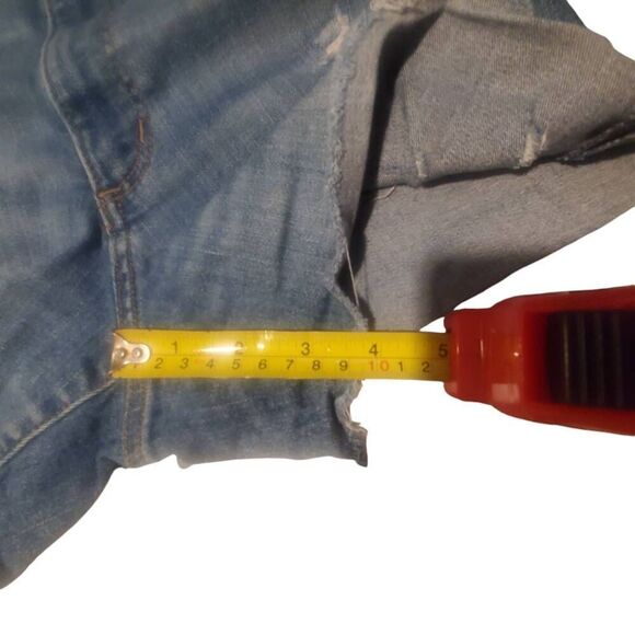 Universal Thread Distressed Denim Cutoff Shorts Size 8/29. - Picture 9 of 10